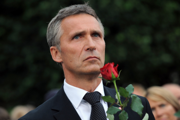 Norský premiér Jens Stoltenberg na smutečním ceremoniálu. 