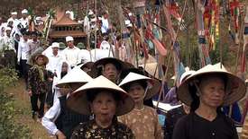 Dokument ukazuje i život obyčejných Vietnamců.