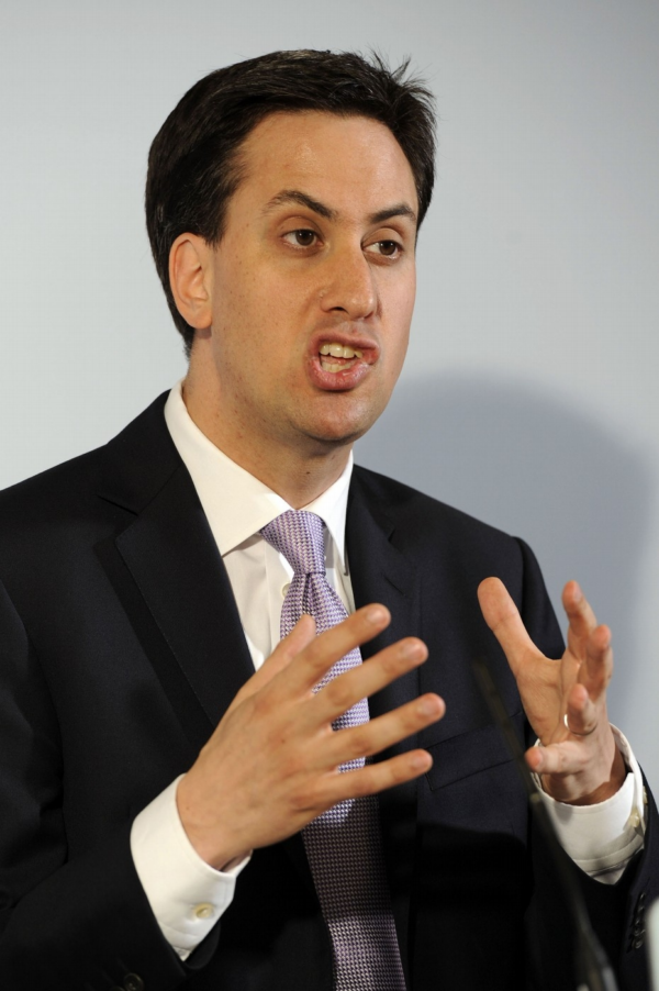 Britský tisk se pustil do spekulací, že si Miliband chce nechat upravit svůj příliš nosový hlas.