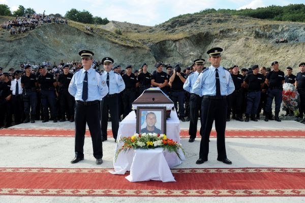 Kosovští policisté pohřbívají kolegu, který zahynul při potyčkách na hranici.