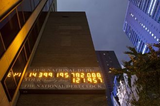 Národní hanba. Dluhové hodiny USA v New Yorku.