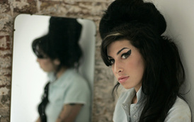 Příčina smrti Amy Winehouseové zatím nebyla zjištěna.