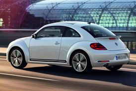 Záď se spoilerem  připomíná Porsche 911. Že by hold tvůrci prvního Brouka?