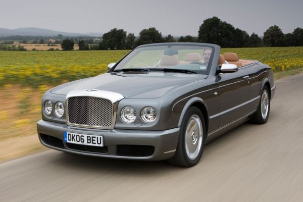 Bentley Azure stojí více než šest milionů korun (ilustrační foto).
