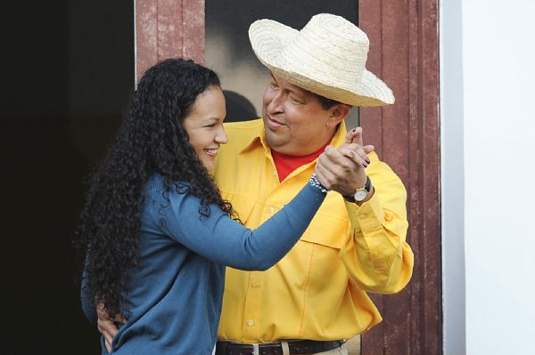 Chávez tančí se svou dcerou. Fénix z popela...