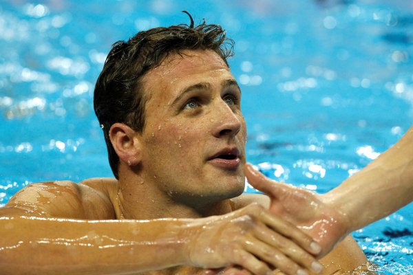 Ryan Lochte přijímá gratulace v cíli závodu.