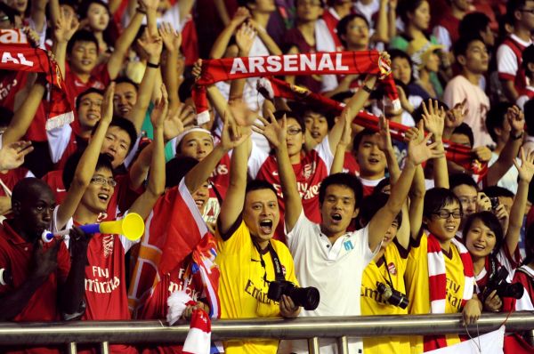 Asijští fanoušci Arsenalu při jeho turné Asií. Asijští fanoušci Arsenalu při jeho turné Asií.