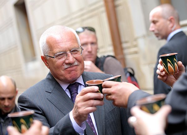 Václav Klaus je nyní na australském turné. Před dvěma měsíci otevíral opravenou Zlatou uličku na Pražském hradě.