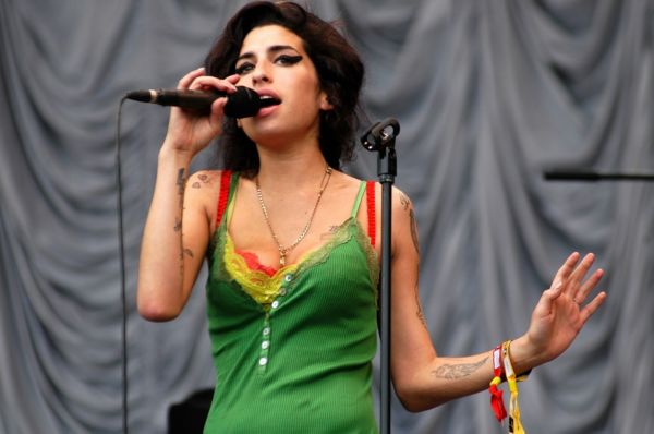 Zpěvačka Amy Winehouseová byla známá svým bujarým životem. Podle rodičů však zemřela z opačného důvodu.