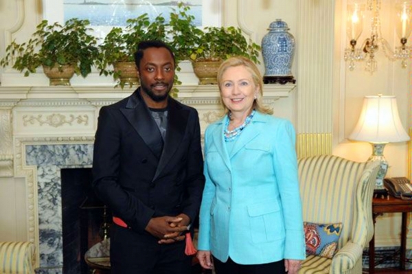 Šéfka americké diplomacie Hillary Clintonová a multiinstrumentalista populární kapely Black Eyed Peas will.i.am.