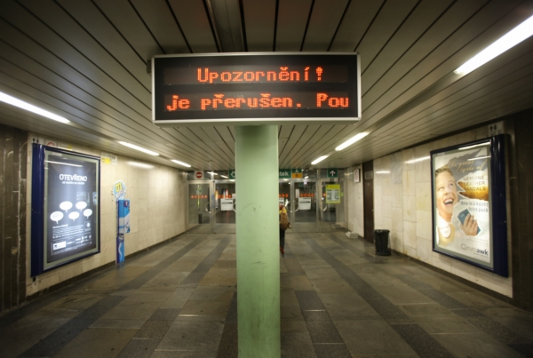 Policisté pátrají po muži, který se pohybuje někde v tunelu trasy A pražského metra. Policisté pátrají po muži, který se pohybuje někde v tunelu trasy A pražského metra.