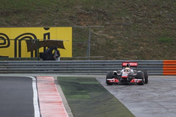 Hamilton v nesnázích.
