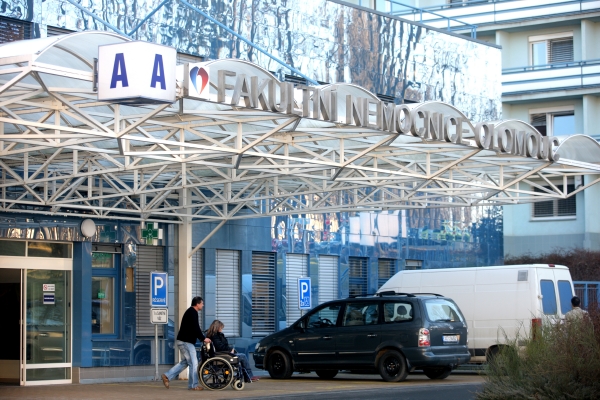 Ředitel údajně uzavíral pro nemocnici nevýhodné smlouvy na pronájem automobilů.