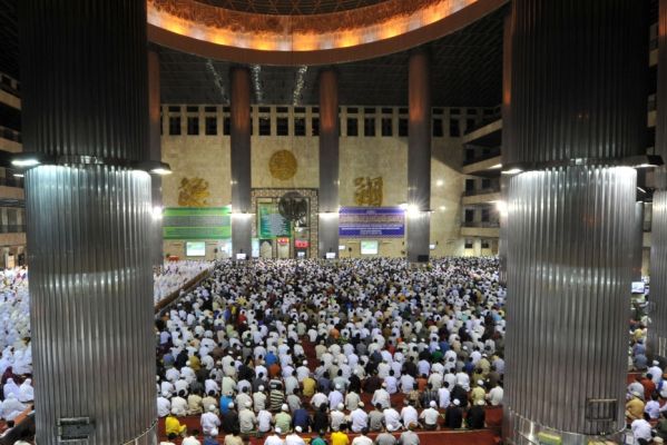 Mešita v Džakartě. V Indonésii žije nejvíc muslimů na světě.