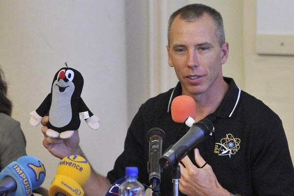Andrew Feustel se svou ženou Indirou přivezli do republiky kosmického Krtečka.