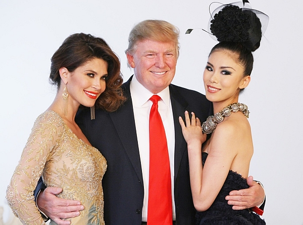 Realitní magnát Donald Trump pózuje s vítězkami soutěže Miss Universe. Realitní magnát Donald Trump pózuje s vítězkami soutěže Miss Universe.
