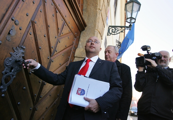 Bývalý ministr obrany Martin Barták (v popředí).