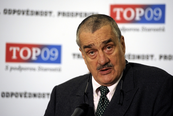 Karel Schwarzenberg a celá TOP 09 vyzývají obě strany sporu k jednání.