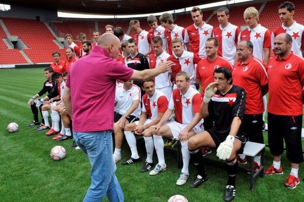 Kádr fotbalové Slavie při fotografování - ilustrační foto.