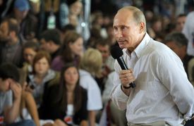 Premiér Putin diskutoval s budoucími elitami v prokremelsky orientovaném letním táboře Seliger.