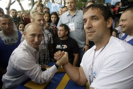 V Seligeru nevynechal Putin ani chlapácké pózy pro fotografy.
