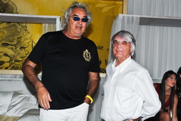 Do obří úplatkářské aféry ve formuli 1 je s Berniem Ecclestonem (vpravo) údajně zapleten také bývalý šéf stáje Renault Flavio Briatore (vlevo).