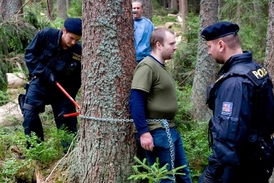 Aktivisté blokují kácení stromů na Šumavě vlastními těly.