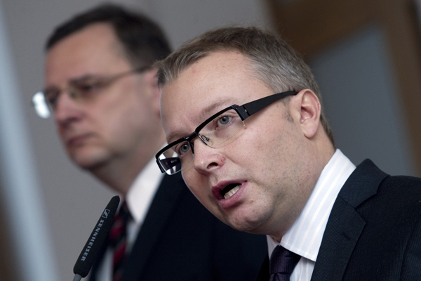 Ministr životního prostředí Tomáš Chalupa, v pozadí premiér Petr Nečas.
