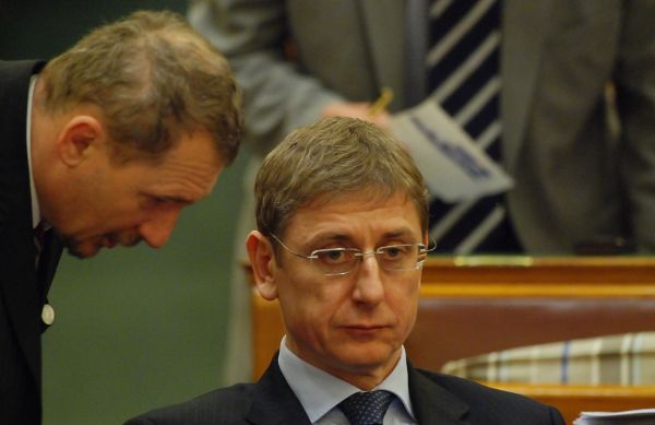 Socialistický premiér Ferenc Gyurcsány přiznal, že lhal, a rezignoval. Ten současný, Viktor Orbán, by ho rád soudil.