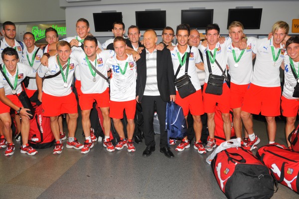 Jaroslav Hřebík se svým týmem po návratu na letišti. Jaroslav Hřebík se svým týmem po návratu na letišti.