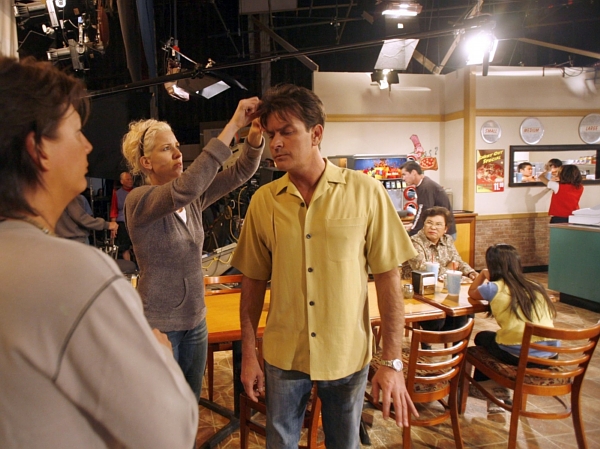 Charlie Sheen už si v nové řadě seriálu Dva a půl chlapa nezahraje. Charlie Sheen už si v nové řadě seriálu Dva a půl chlapa nezahraje.