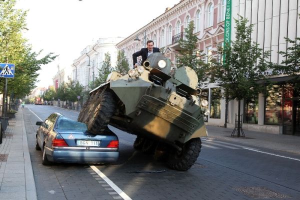 Starosta si osedlal obrněný transportér a zdemoloval auto zaparkované na cyklostezce.