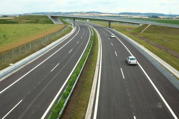 Polsko-české konsorcium firem Dolnoślaskie Surowce Skalne (DSS) a Bögl a Krýsl získalo kontrakt za 4,6 miliardy na dostavbu polských dálnic.