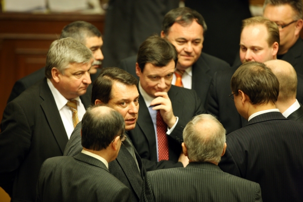 Jiří Paroubek ve sněmovně v obležení kolegů a přátel.