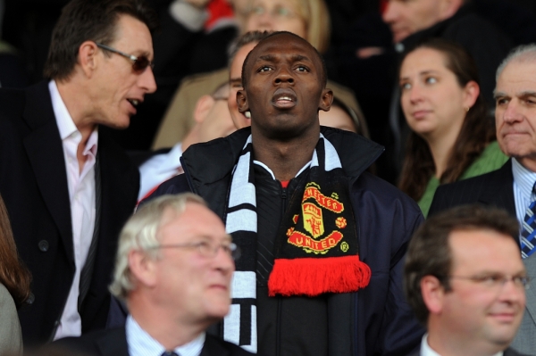 Usain Bolt s šálou Manchesteru United.