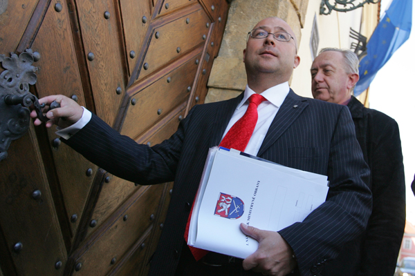 Exministr Barták se ještě může proti rozhodnutí soudu odvolat. Exministr Barták se ještě může proti rozhodnutí soudu odvolat.