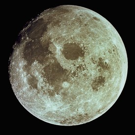 Měsíc, jak ho známe dnes, prý vznikl spojením dvou kosmických těles.
