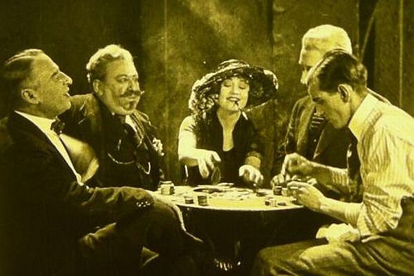 Záběr z Hitchcockova filmu Bílý stín z rkou 1923. Uprostřed herečka Betty Compsonová.