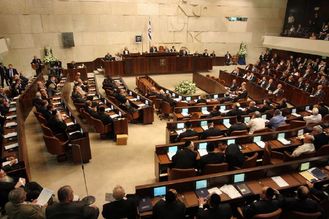 Demonstranti našli zastání v Knessetu.