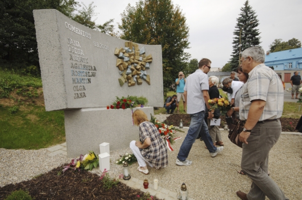 Ve Studénce odhalili památník obětem železničního neštěstí z roku 2008.