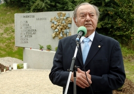 Na snímku autor památníku Miroslav Rybička, který jej vytvořil bez nároku na odměnu.
