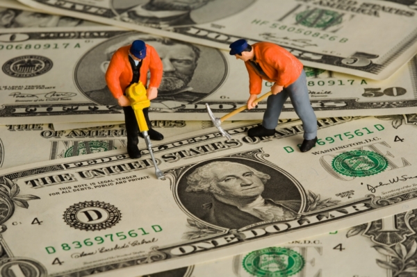 Dolar už není tak tvrdou měnou. Podkopaná důvěra v americký dolar obchází svět.