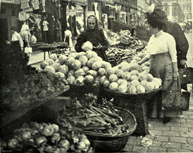 Pozor na spadlé ovoce! Pražský trh v létě roku 1911.