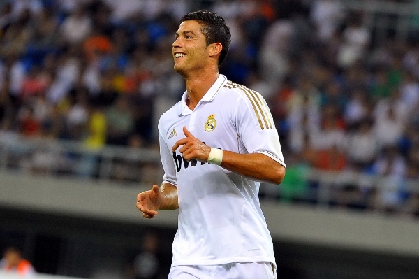 I Cristiano Ronaldo měl problém se probojovat houfem dětí.