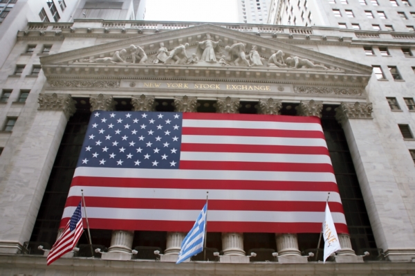 USA byl poprvé v historii snížen rating, start nového obchodního týdne bude na burzách divoký.