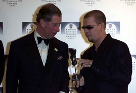Alexander McQueen (vpravo) a princ Charles.