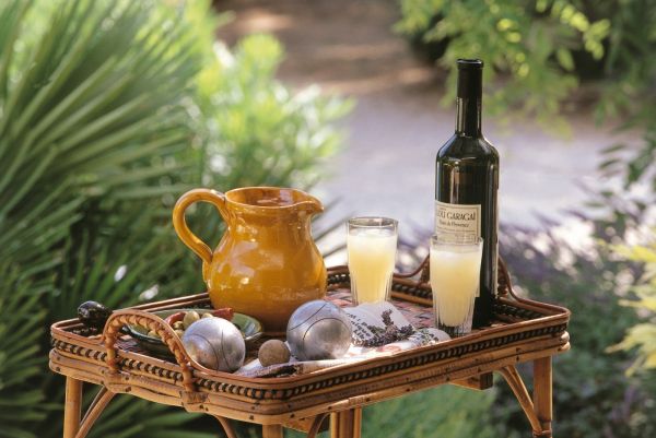 V Provence začíná pastis vytlačovat růžové víno.