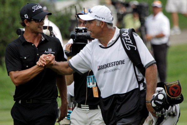 Spokojený tandem - golfista Adam Scott (vlevo) a jeho caddie Steve Williams.