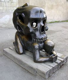 Socha celá.