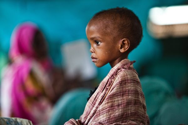 Somálské dítě čeká na ošetření u mise AMISOM. Somálské dítě čeká na ošetření u mise AMISOM.